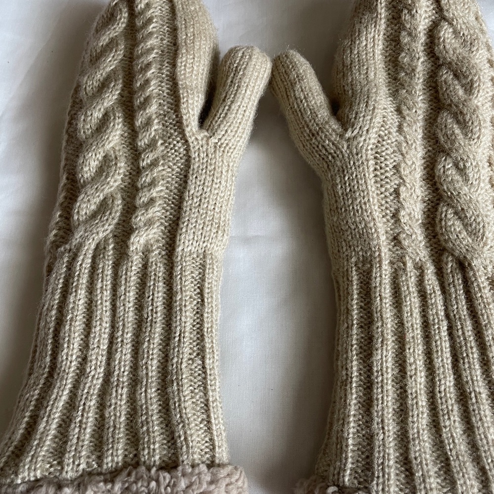 Cozy Cable-Knit Mittens - Cream